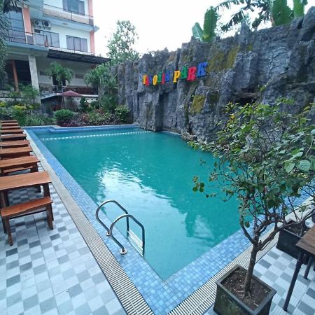 Grand Valonia Hotel Jember Bagian luar foto