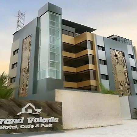 Grand Valonia Hotel Jember Bagian luar foto