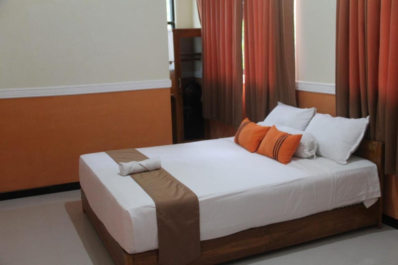 Grand Valonia Hotel Jember Bagian luar foto
