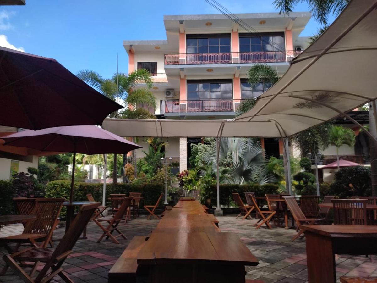 Grand Valonia Hotel Jember Bagian luar foto