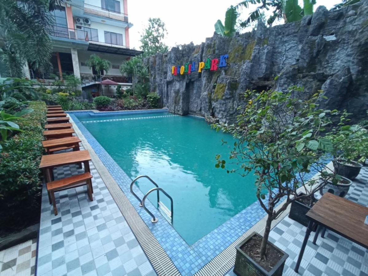 Grand Valonia Hotel Jember Bagian luar foto