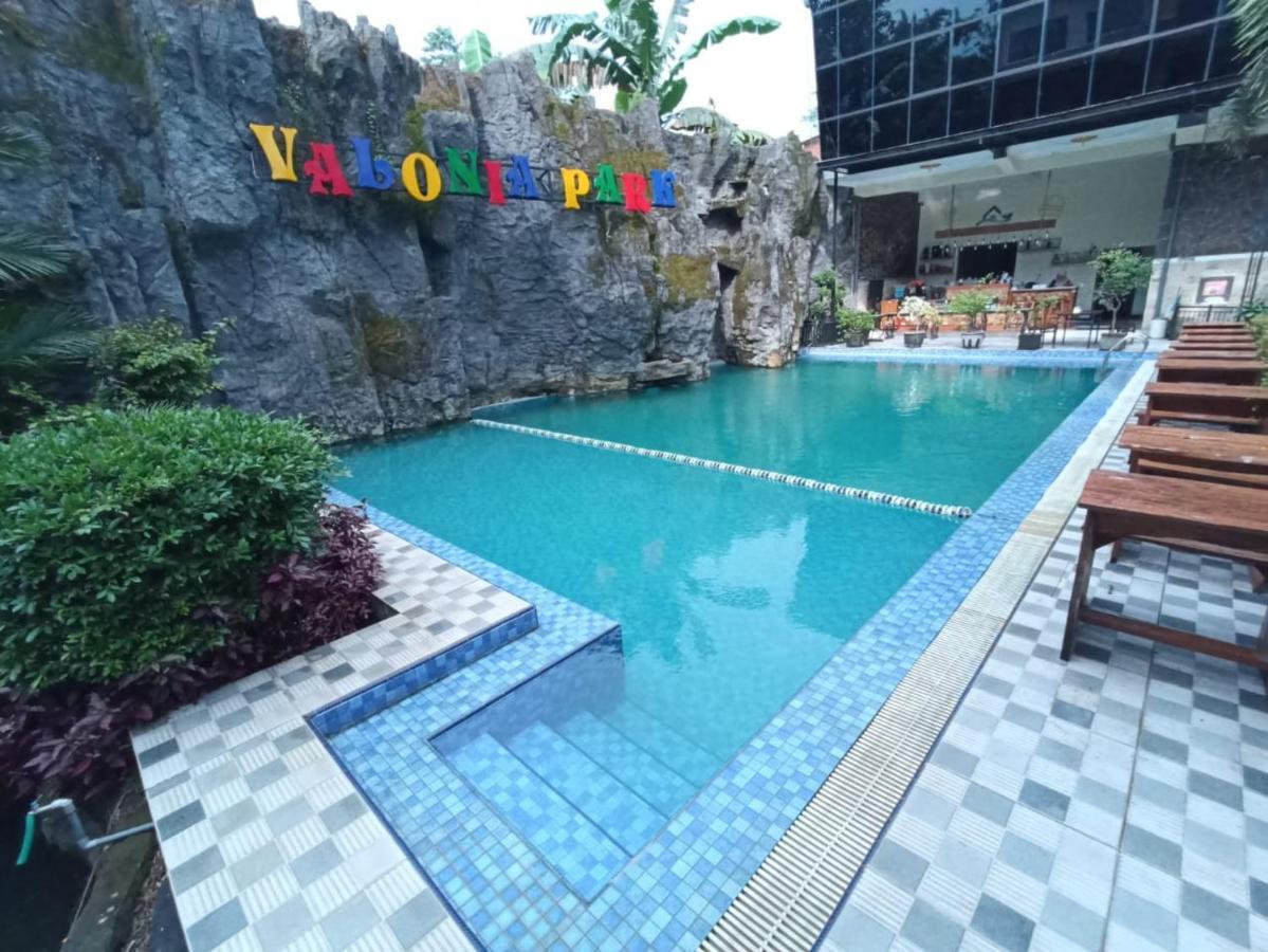 Grand Valonia Hotel Jember Bagian luar foto