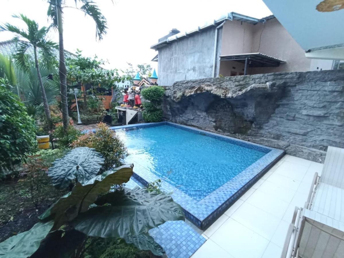 Grand Valonia Hotel Jember Bagian luar foto