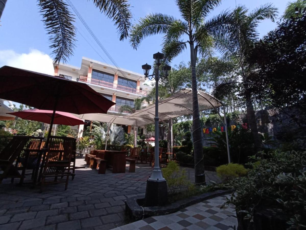 Grand Valonia Hotel Jember Bagian luar foto