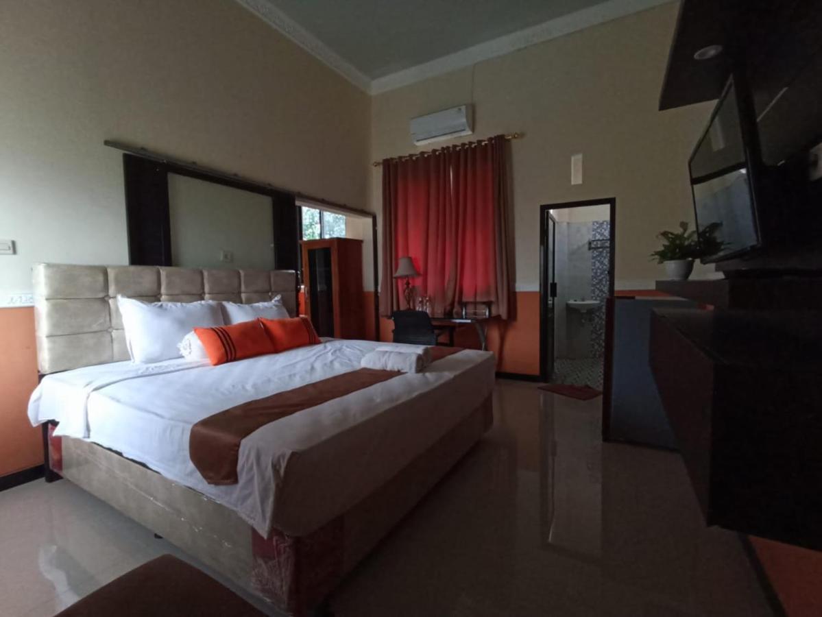 Grand Valonia Hotel Jember Bagian luar foto