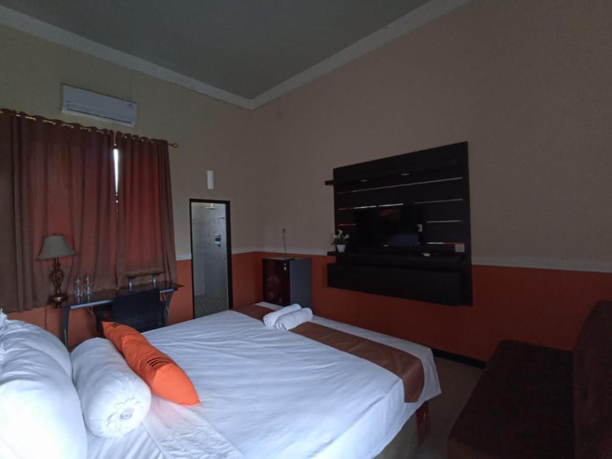 Grand Valonia Hotel Jember Bagian luar foto