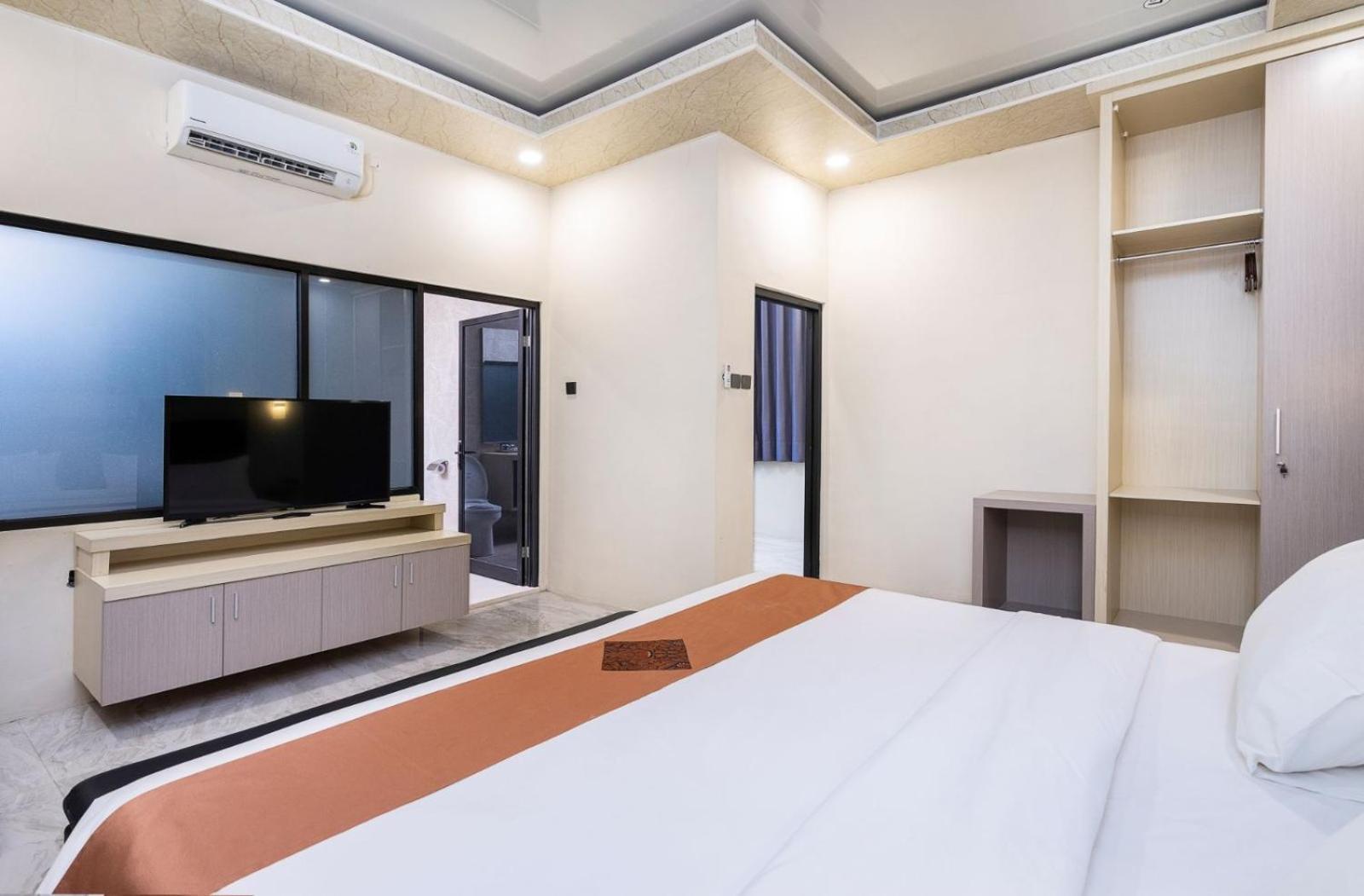 Grand Valonia Hotel Jember Bagian luar foto