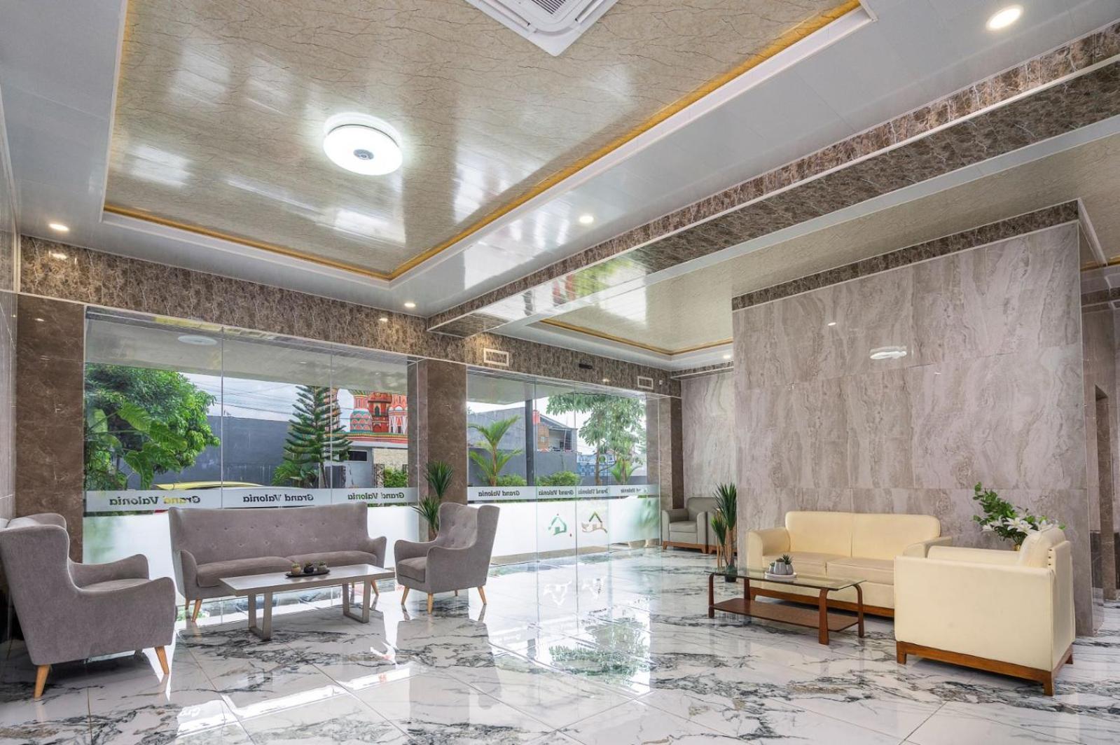 Grand Valonia Hotel Jember Bagian luar foto