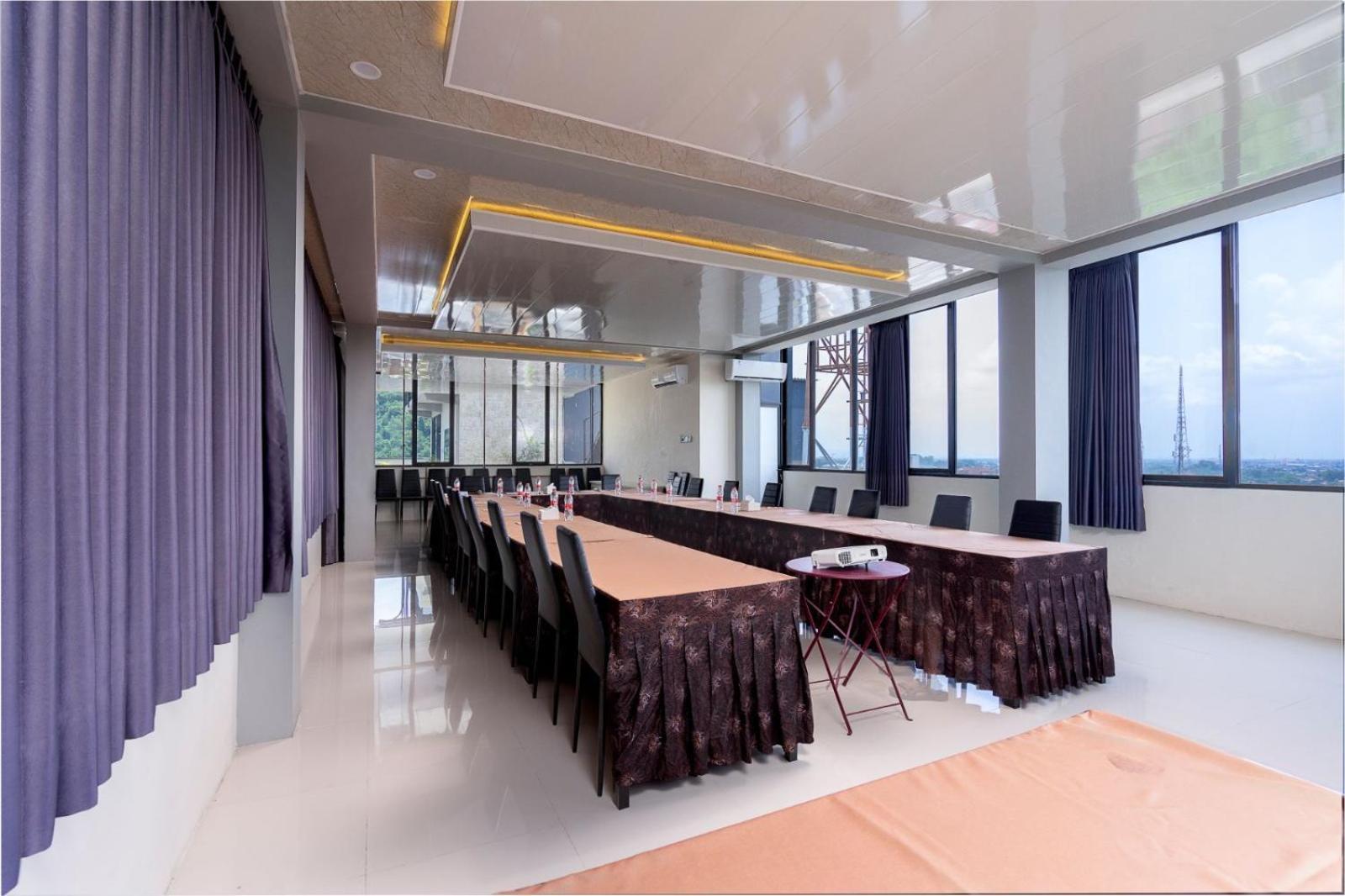 Grand Valonia Hotel Jember Bagian luar foto