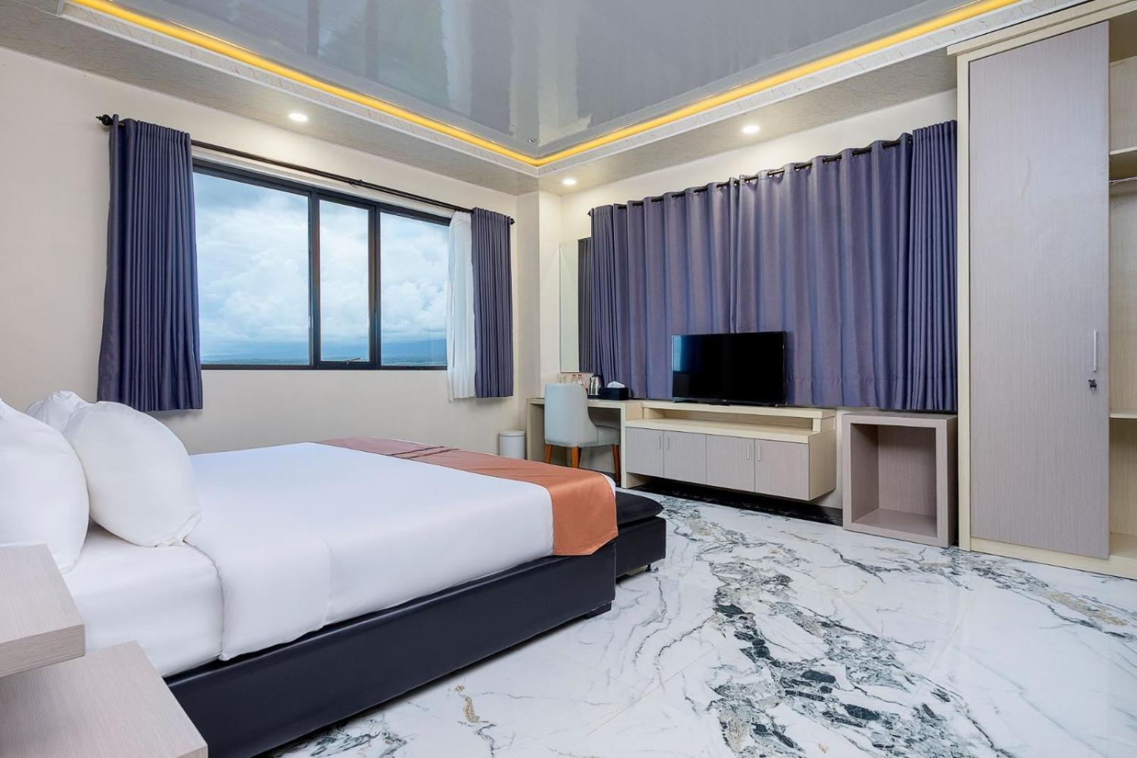 Grand Valonia Hotel Jember Bagian luar foto