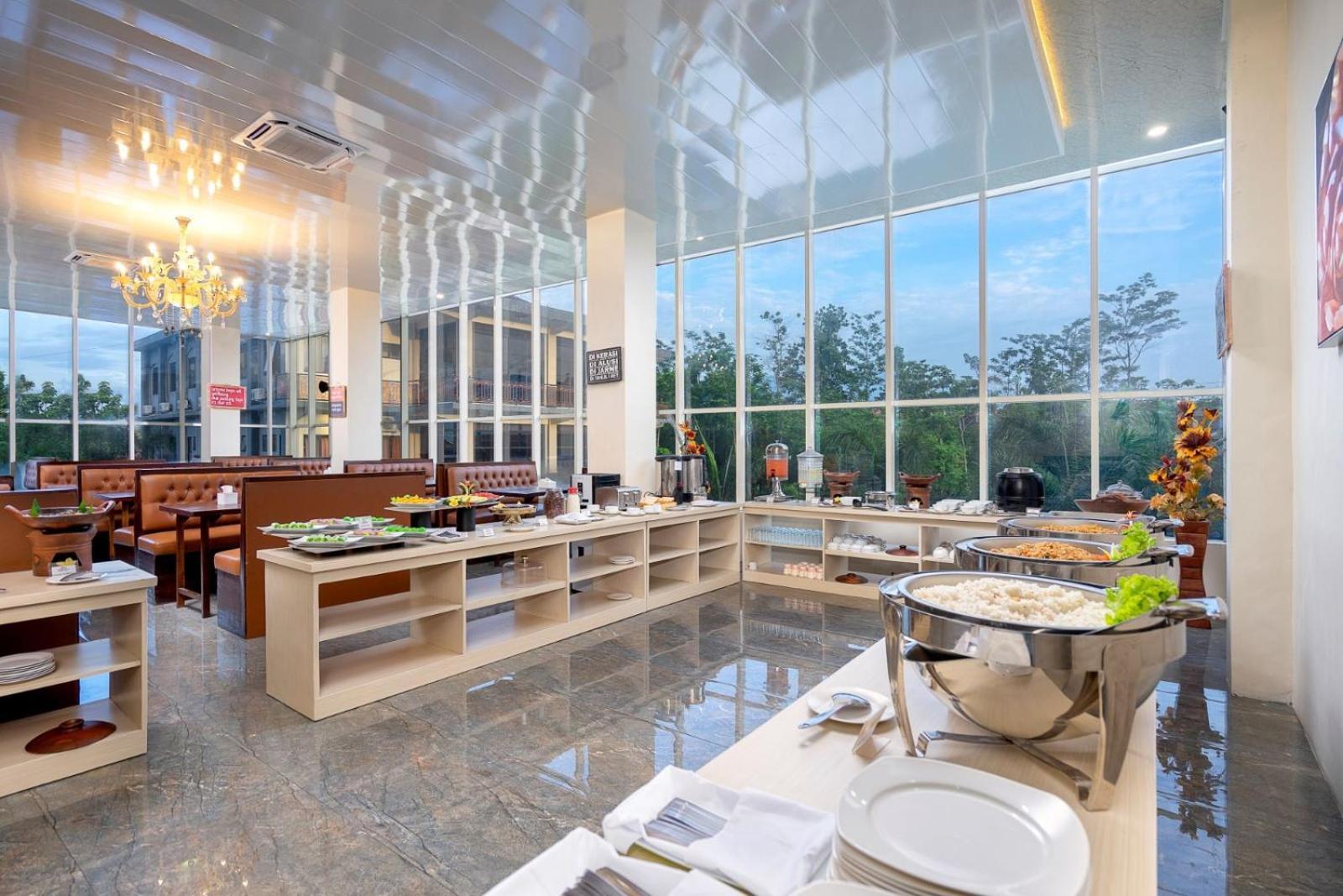 Grand Valonia Hotel Jember Bagian luar foto
