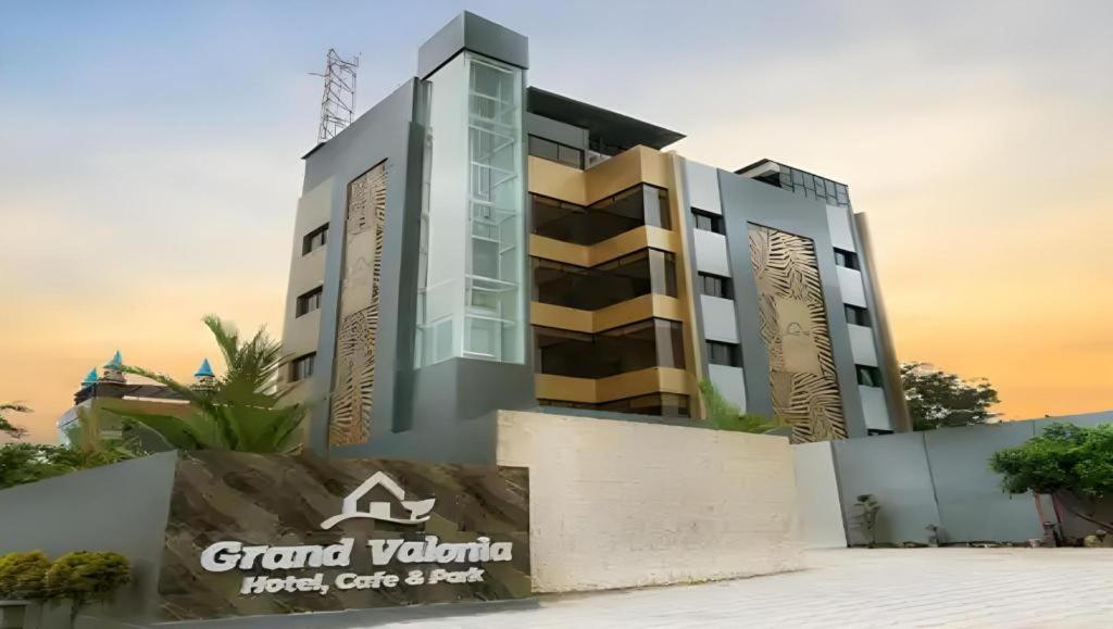 Grand Valonia Hotel Jember Bagian luar foto