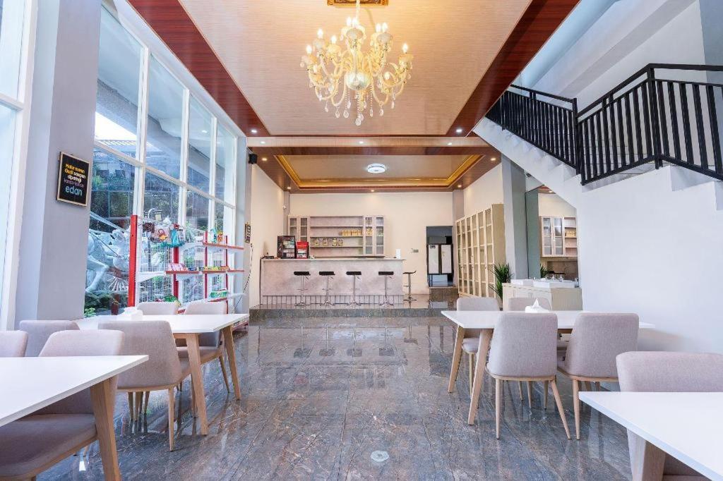 Grand Valonia Hotel Jember Bagian luar foto